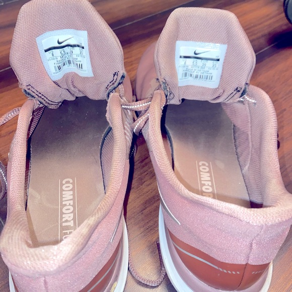 NIKE LIKE NEW - Women’s Nike Tennis Shoe - Picture 5 of 5